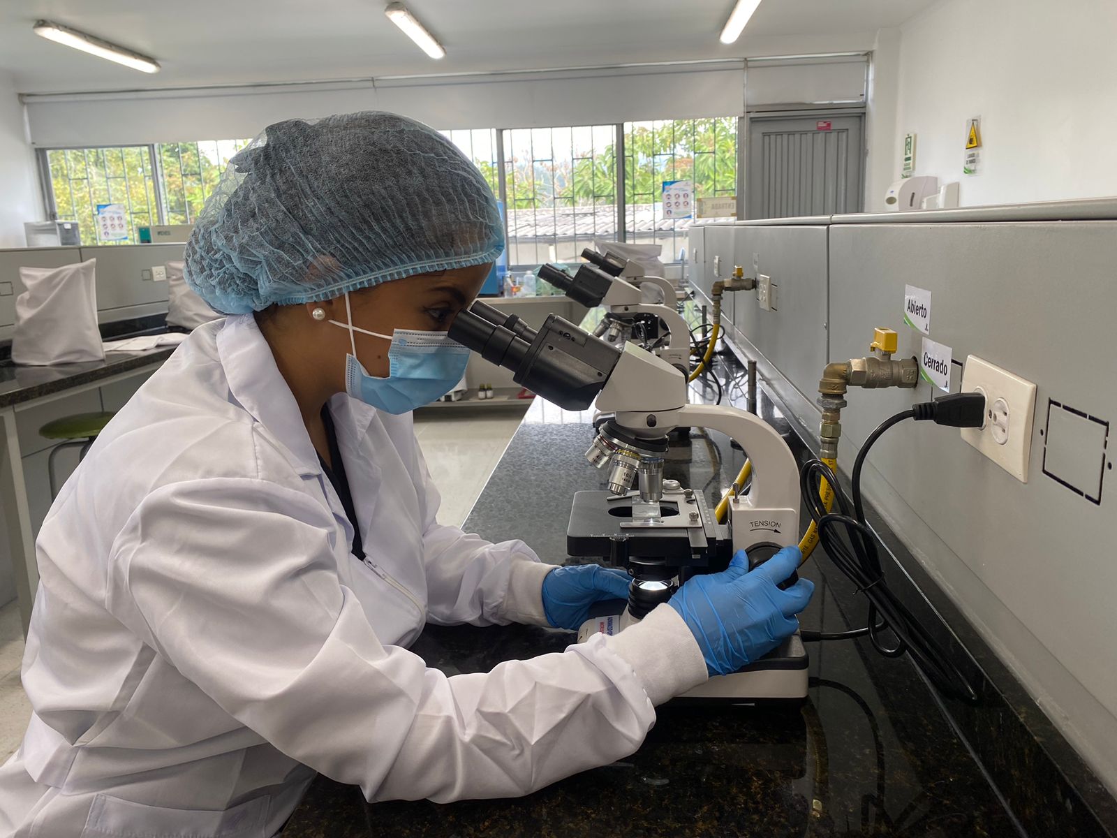 UManizales actualiza equipos de los laboratorios de microbiología y